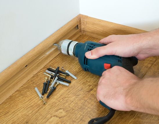 Монтаж плинтусов