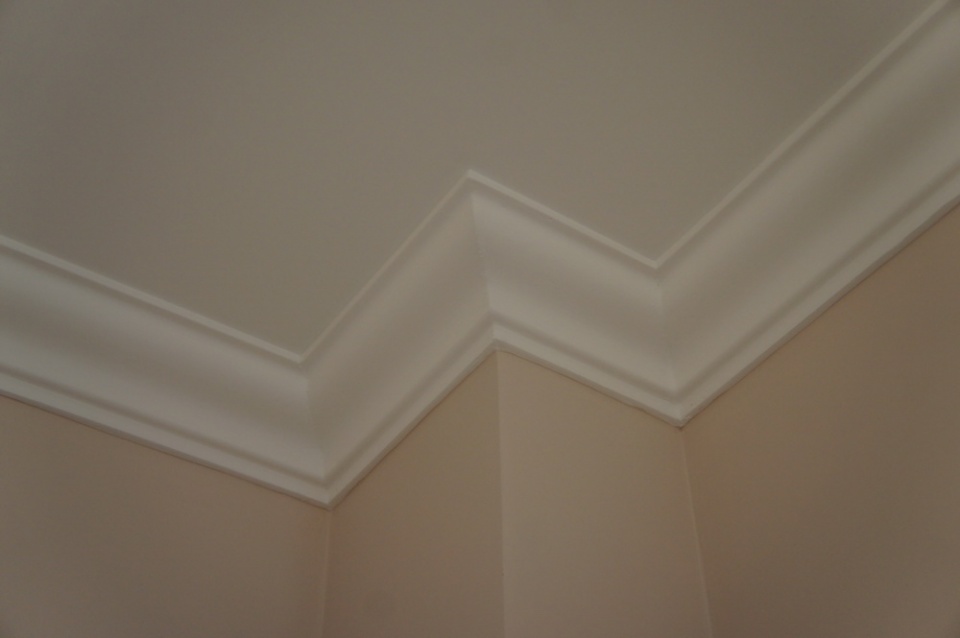 Сложный стык потолочного плинтуса